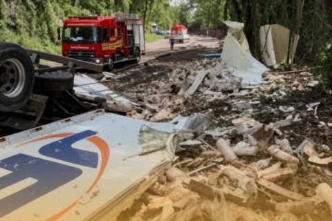Motorista é encontrado morto sob carga de carne após carreta tombar em SC