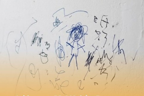 Mãe fica irritada com desenho em parede de casa e agride violentamente a filha de três anos em SC