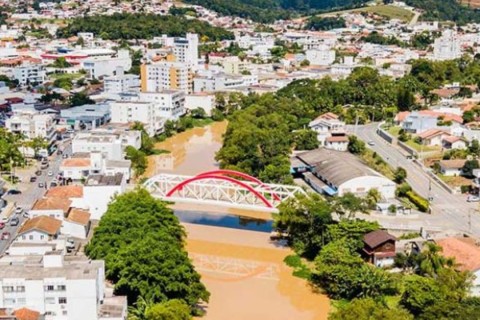 Decisão judicial expõe falhas estruturais na educação e obriga contratação de professores em SC