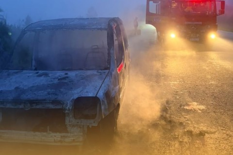 Fiat Doblô pega fogo na BR 470 em Pouso Redondo