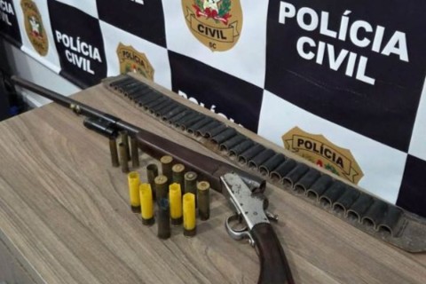 "Atirei para assustar": homem que foi baleado em SC estava furtando galinhas e aipim de casa, diz polícia