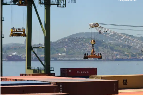 Balança comercial tem superávit de US$ 7,4 bilhões em agosto