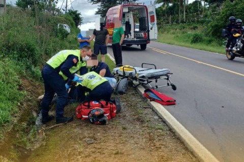 Jovem fica ferido em colisão entre moto e carro em Salete