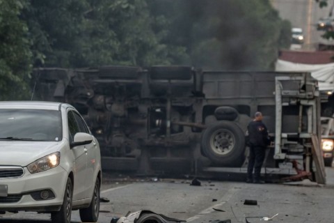 Acidente com carreta deixa ferido e bloqueia BR-470 em SC