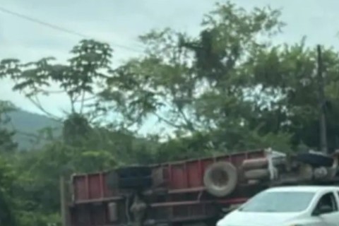 Carreta tomba na BR-470 e causa lentidão no trânsito no Alto Vale do Itajaí
