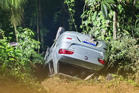 Saída de pista e capotamento mobilizam Bombeiros em Taió