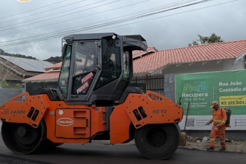 Rua João Custódio da Luz começa a receber asfalto no bairro Progresso, em Rio do Sul