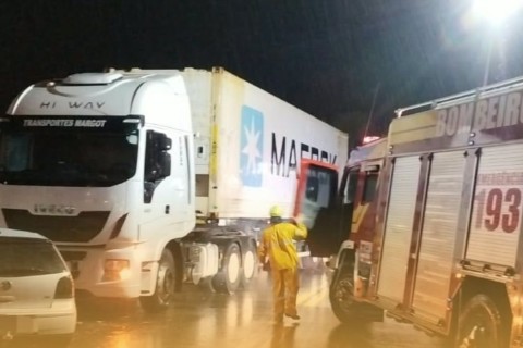 Colisão entre carro e carreta deixa três feridos na BR-470 em Rio do Sul