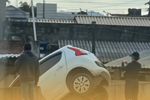 Batida entre carros na BR-470 termina com veículo “pendurado” em cima de muro de casa em SC