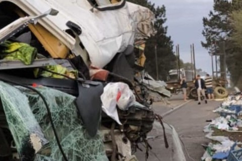 Caminhoneiro de 22 anos morre e bebê de 8 meses fica ferido em colisão entre dois caminhões na BR-282 em SC