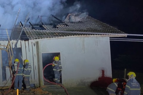 Incêndio destrói residência na localidade de Ribeirão da Erva, em Taió