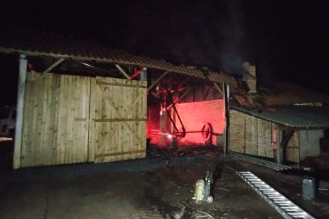 Incêndio atinge telhado de engenho de cana-de-açúcar em Imbuia