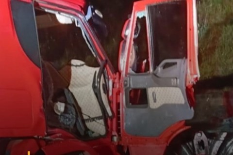 Dois caminhões batem de frente e deixam motoristas feridos na BR-470 em SC