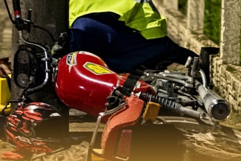 Motociclista fica ferido após bater em poste em Taió
