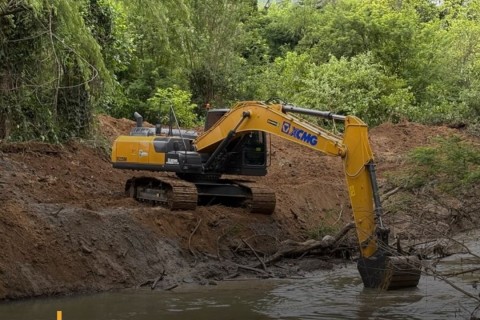 Prefeitura realiza limpeza e desassoreamento do Ribeirão Fundo Canoas