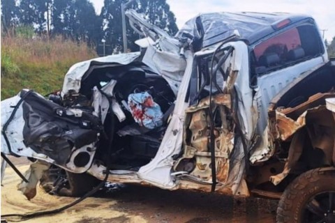 Ultrapassagem em local proibido provoca batida frontal entre caminhão e caminhonete e deixa motorista em estado grave na SC-120