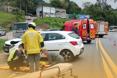 Acidente entre dois veículos deixa mulher ferida na BR-470, em Rio do Sul