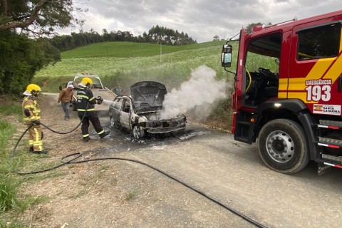 Bombeiros atendem incêndio em veículo em Petrolândia