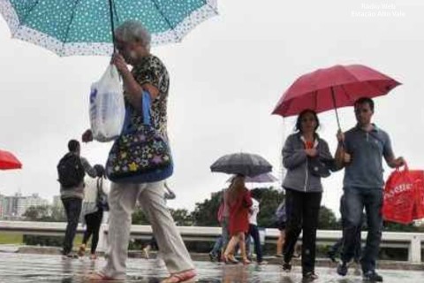 Frente fria provoca chuvarada de 100 mm, chances de microexplosões e derrubará temperaturas no Sul do país