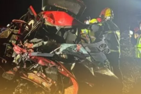 Passageiro morre e motoristas ficam gravemente feridos em colisão frontal na SC-283