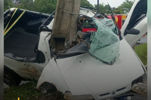 Picape fica contorcida após grave colisão em poste e motorista fica preso nas ferragens em SC