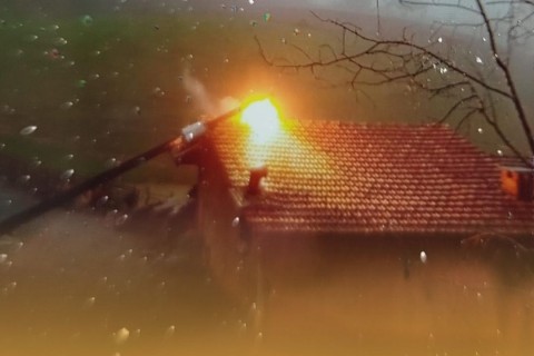 Princípio de incêndio é registrado após queda de poste em Chapadão do Lageado