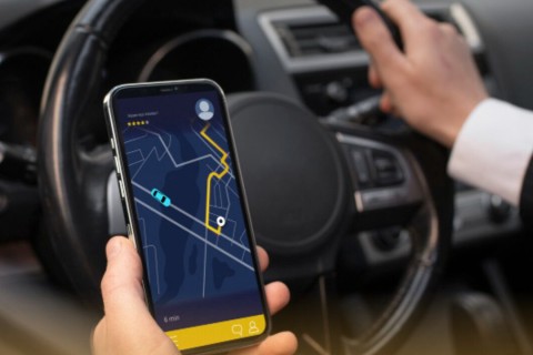 Motoristas de app trabalham mais e ganham menos por hora para alcançar renda média do Brasil, revela IBGE