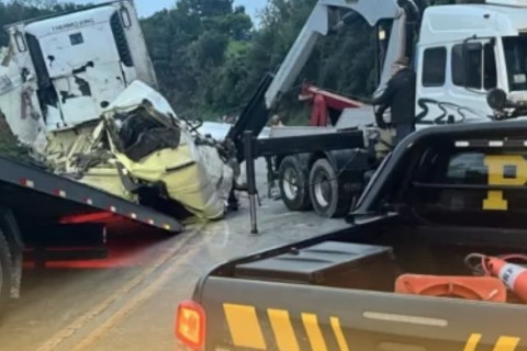 Após 9h, BR-282 na Grande Florianópolis segue interditada depois de grave acidente com quatro caminhões