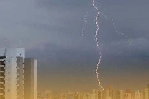 Previsão do tempo hoje em SC: semana começa com temporais e ventos de até 70 km/h nesta segunda (28)