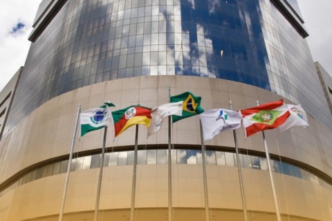 Rombo de R$ 266 milhões na Justiça Federal abre discussão sobre adiar 13º e benefícios