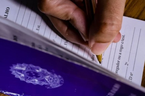 IBGE: desemprego cai para 5,3% em julho, menor taxa para o período