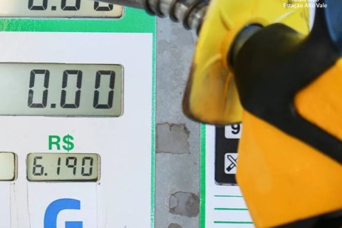 Petrobras recua em reajuste no preço da gasolina
