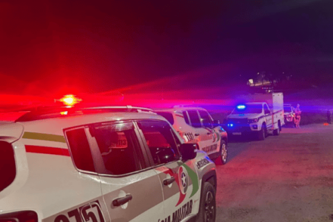 Mulher morre após ser atacada e agredida com pedradas dentro de carro em SC; companheiro é preso por feminicídio