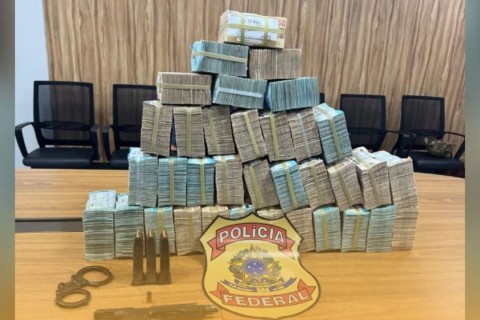 Montanha de dinheiro: PF prende dupla com R$ 2,5 milhões para comprar votos