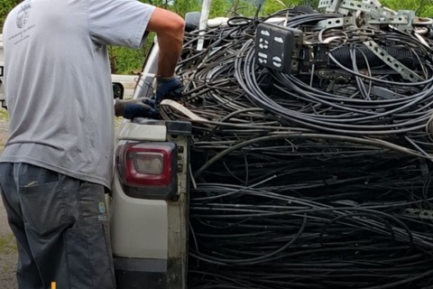 Projeto Limpa Fios ultrapassa 4,9 toneladas de cabos retirados da rede aérea em Rio do Sul