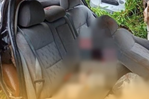Colisão na SC-155 deixa homem morto e duas pessoas feridas após carro rodar na pista e bater em caminhão