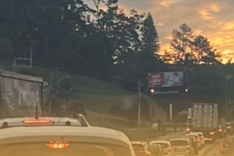 Duplicação da BR-470 aguarda adequações de projeto para concluir ‘apenas’ 11 kms, onde gargalos no trânsito dividem espaço com canteiros sem atividade em SC