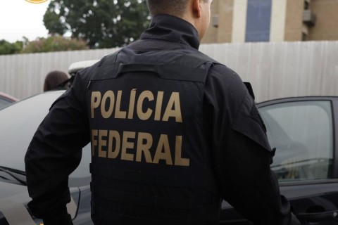 PF encontra R$ 815 mil em notas empilhadas de R$ 5 a R$ 200 dentro de carro estacionado, mas ninguém é preso