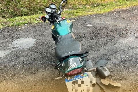 Acidente entre carro e motocicleta deixa adolescente ferido em Pouso Redondo