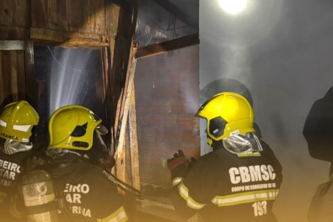Incêndio atinge residência em Rio do Sul; homem é conduzido à delegacia