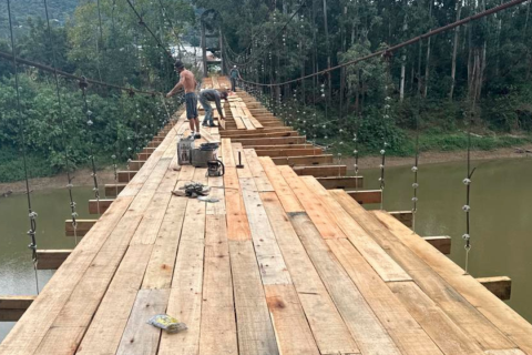 Ponte pênsil entre o Navegantes e o Bremer está sendo reconstruída