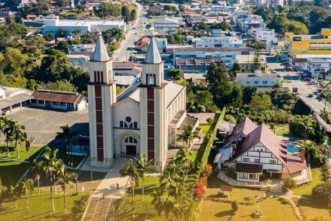 Fraude e desvio de recursos em obra de escola levam à condenação de quatro pessoas e pagamento de R$ 1,4 milhão em SC
