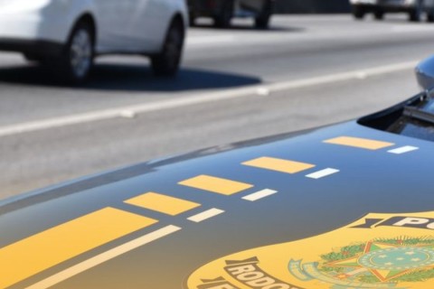Acidente com vários veículos deixa faixa interditada na BR-101, em Penha