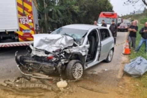 Motorista morre e outro fica ferido após carros baterem de frente em rodovia de SC