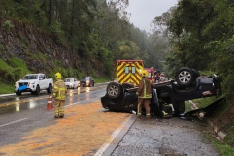 Capotamento deixa quatro idosos feridos na BR-470, em Ibirama