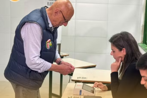 Candidato ao Senado por SC, Esperidião Amin, vota em Florianópolis