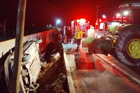 Carro capota e atinge muro em residência em Ituporanga