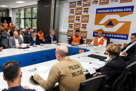 Governador acompanha primeira reunião presencial do Comitê de Gestão de Crises após assinatura do Decreto de Alerta Climático
