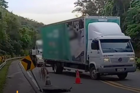 Cratera volta a abrir na BR-470 horas após reparo emergencial e complica trânsito em SC