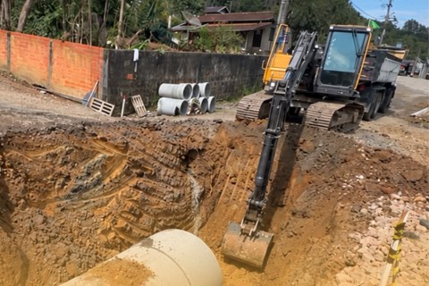 Obras de drenagem causam interdições temporárias na rua Felix Deeke Júnior